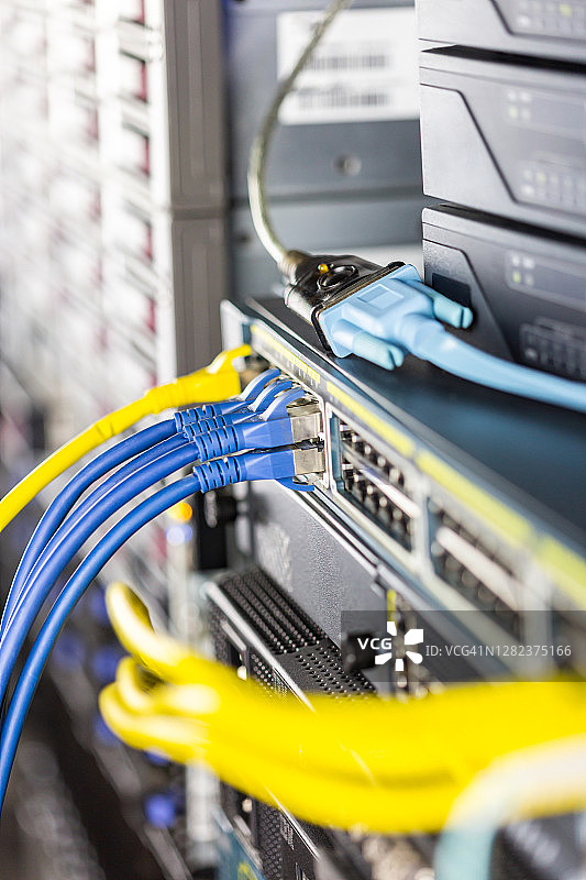 连接到服务器面板的以太网线缆图片素材