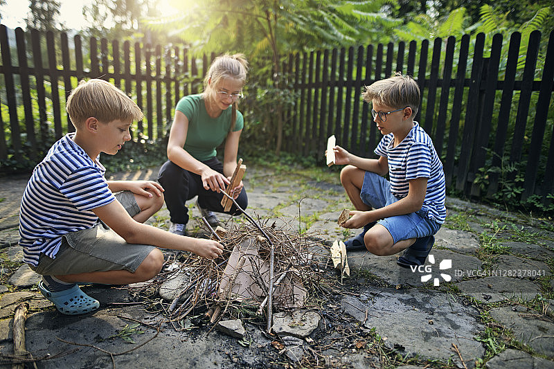 孩子们在后院堆柴火准备篝火图片素材