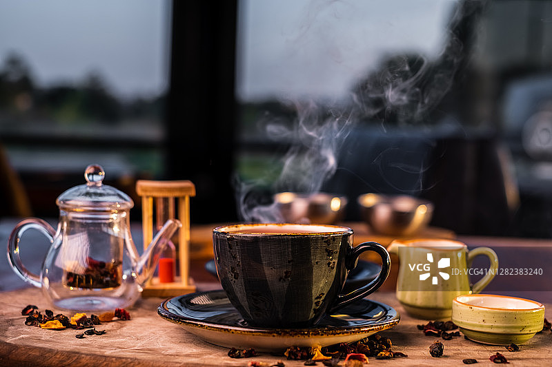 一杯热草药茶图片素材