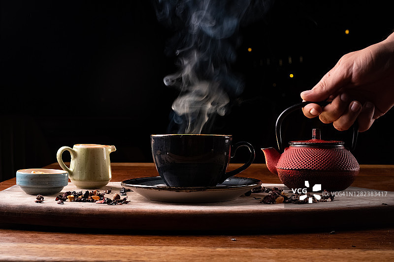 一杯热草药茶图片素材