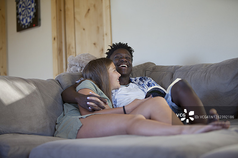 多元化的青少年情侣图片素材