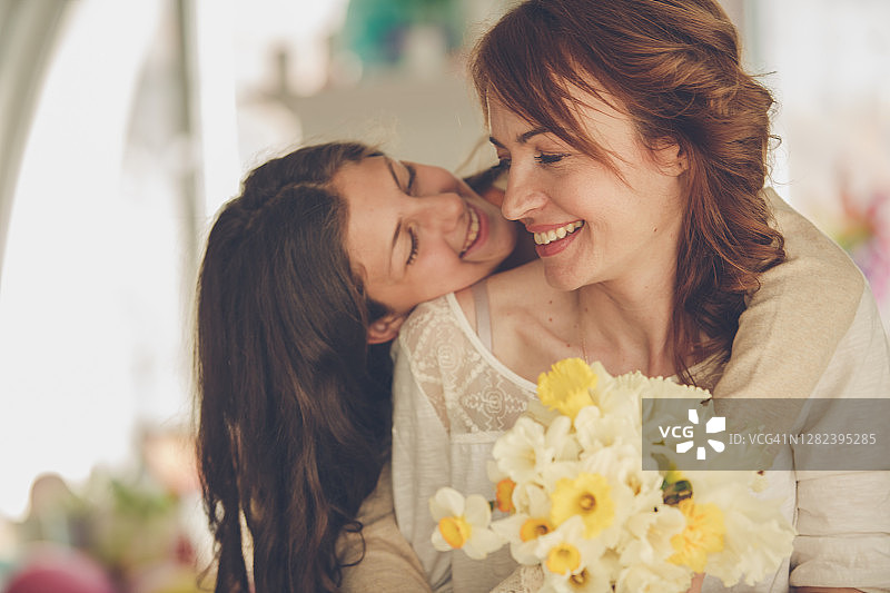 在母亲节给妈妈一个惊喜，送上一束美丽的黄色水仙花图片素材