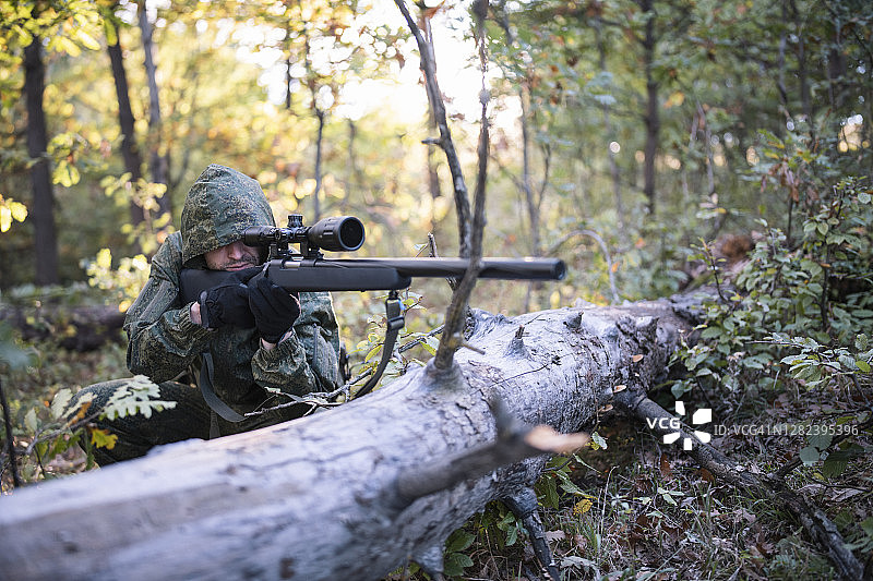 猎人使用狙击步枪射击图片素材