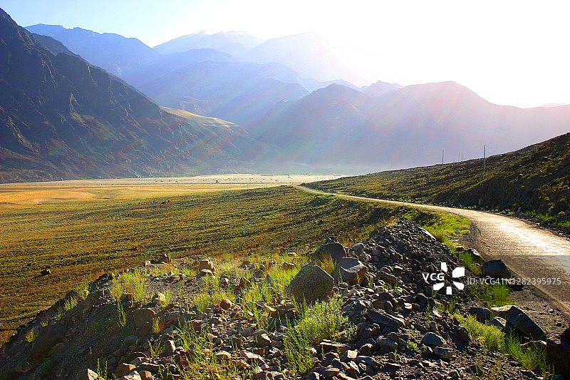 阳光下的丝绸之路/喀喇昆仑公路图片素材