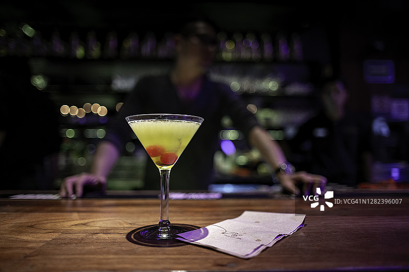 马提尼大都会和调酒师图片素材