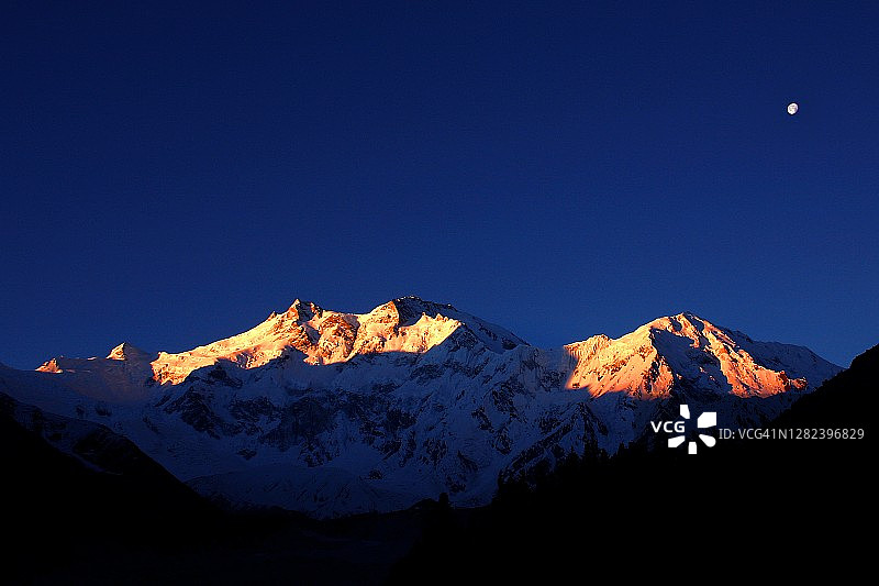南迦·帕尔巴特峰上的日出和月亮图片素材