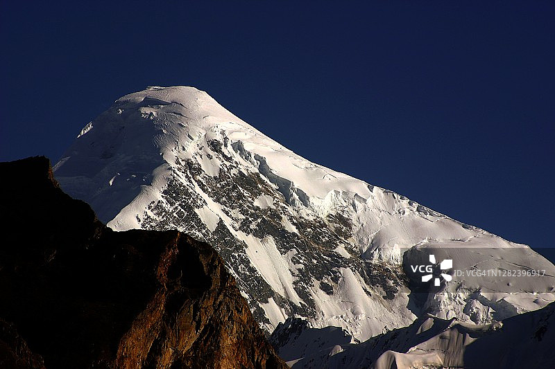 特写：被雪覆盖的迪兰峰（7266米）顶部图片素材