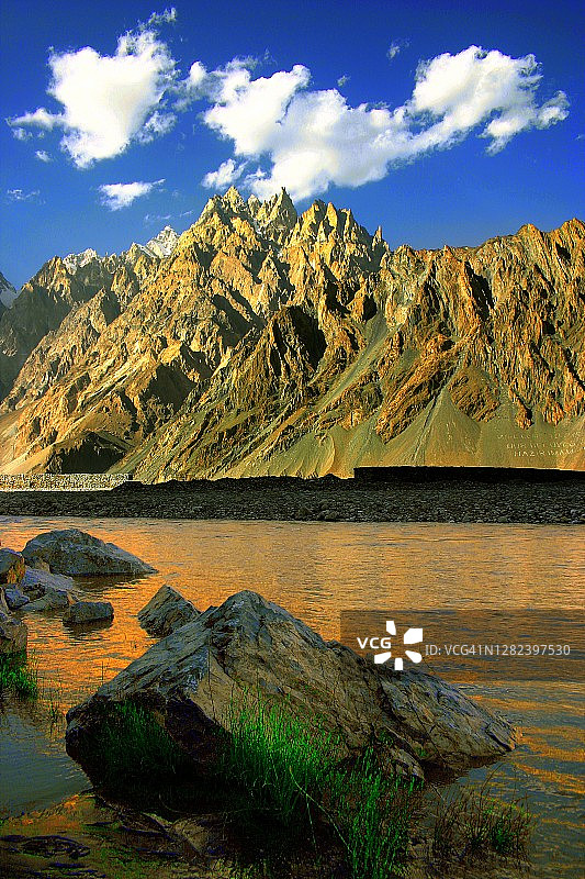 帕苏锥峰山脉和印度河日落图片素材