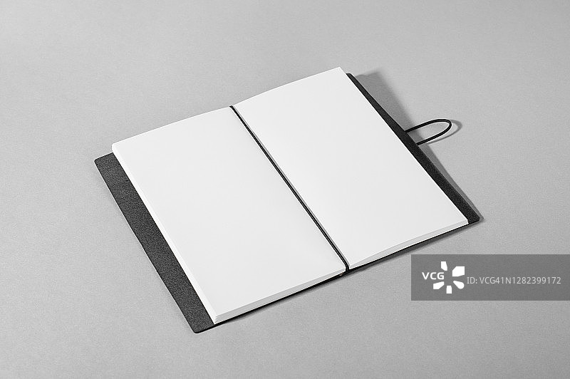 灰色背景上打开的空白杂志图片素材