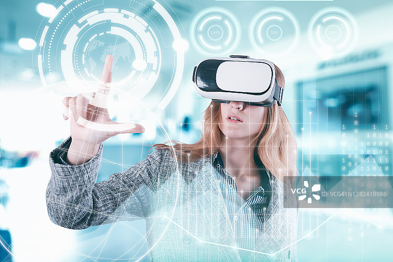 通过虚拟现实技术分析未来股市数据概念：女商人分析VR创新和云计算连接上的全球金融大数据图片素材