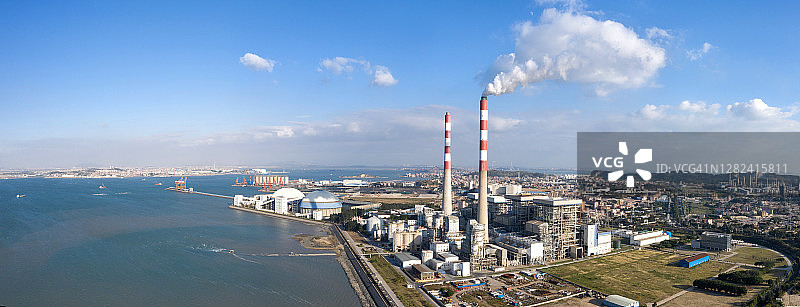 蓝天下港口旁的热电厂景象图片素材