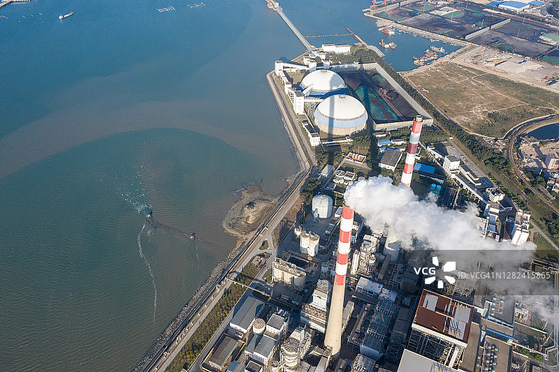 蓝天下港口旁的热电厂景象图片素材