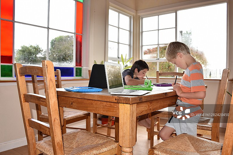 孩子们在厨房的餐桌上进行家庭教育图片素材