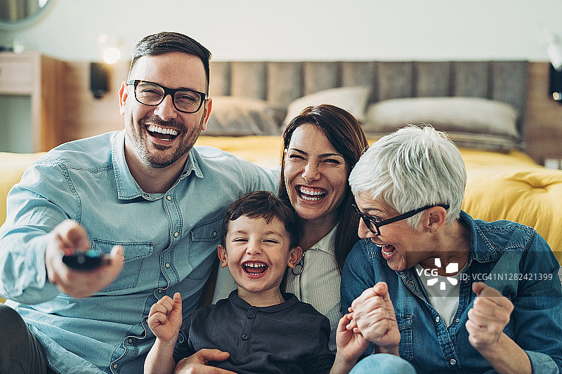 充满热情的一家人支持他们的运动队图片素材