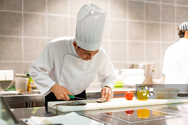 厨师在厨房宰杀鱼图片素材