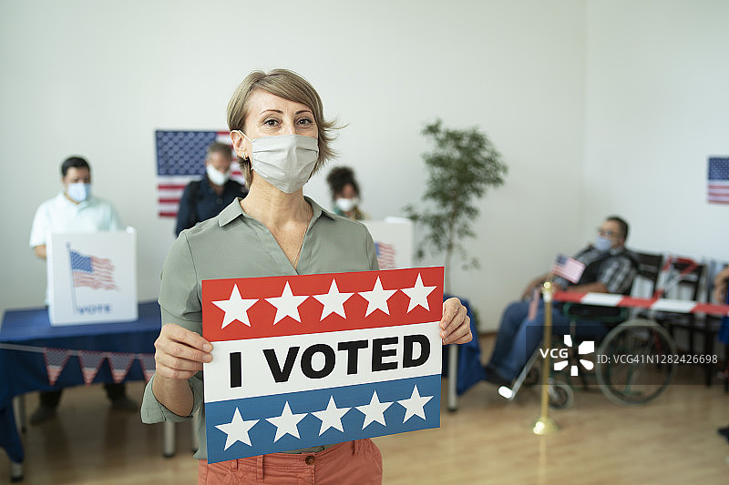 在投票站的女人图片素材