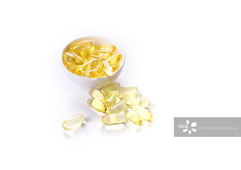白色碗中的鱼油补充剂图片素材