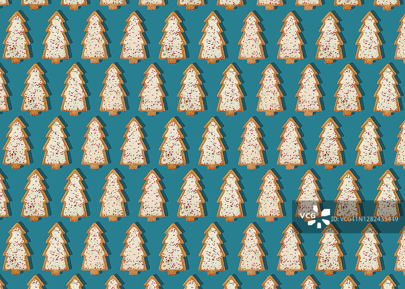 带有糖霜和糖屑的烤圣诞树饼干图片素材