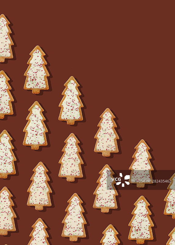 带有糖霜和糖屑的烤圣诞树饼干图片素材