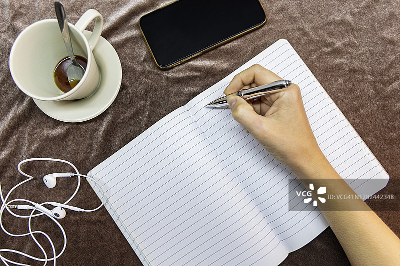 笔记本、咖啡、笔和手机图片素材