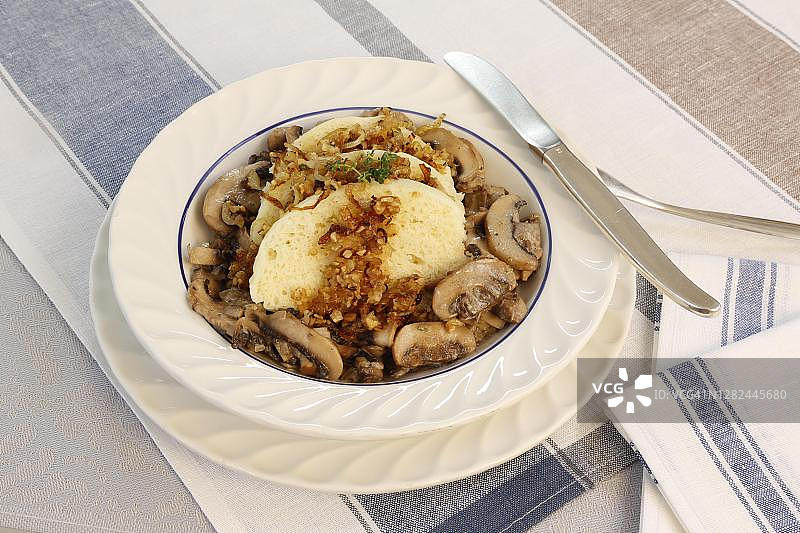 施瓦本美食：盘中蘑菇烩面，德国图片素材