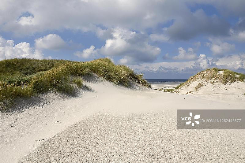 德国石勒苏益格-荷尔斯泰因州阿姆鲁姆岛受保护的沙丘区域图片素材