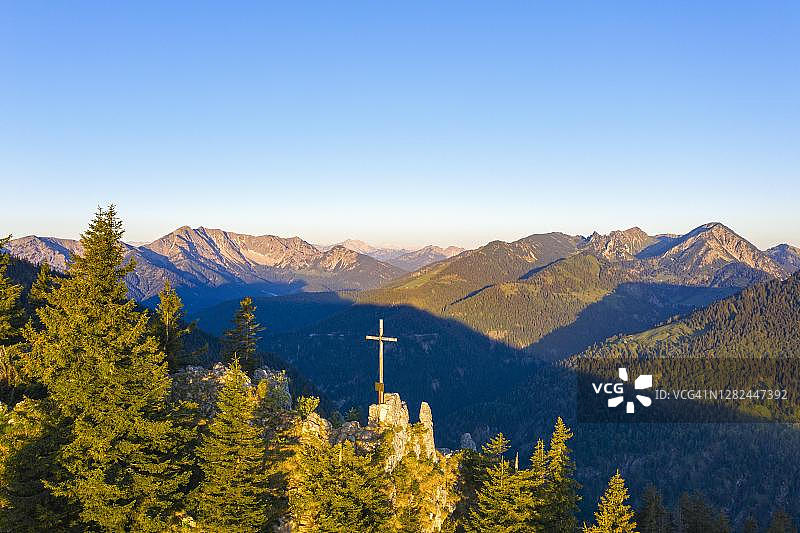 德国巴伐利亚州拜里施采尔附近苏德尔费尔德的福格尔桑山峰顶十字架航拍图片素材