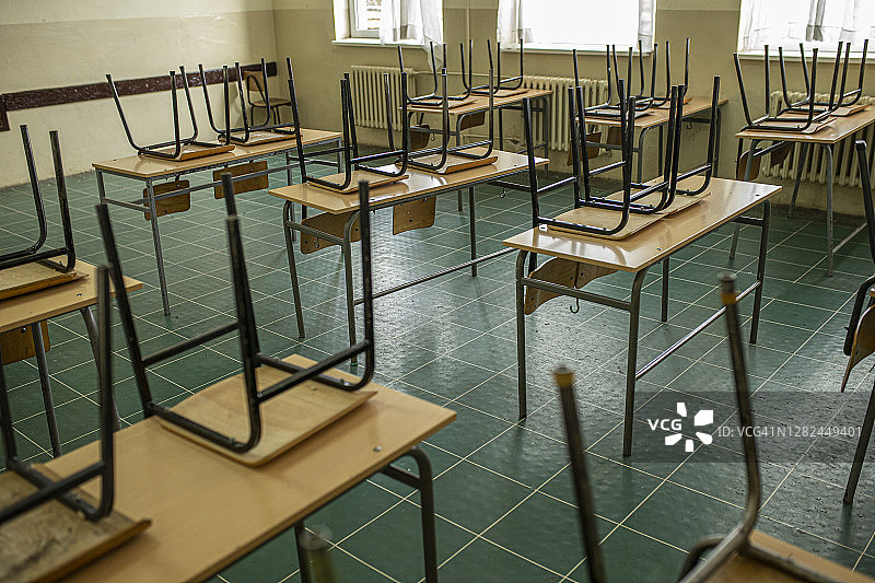 有瓷砖地板、椅子和桌子的空教室图片素材