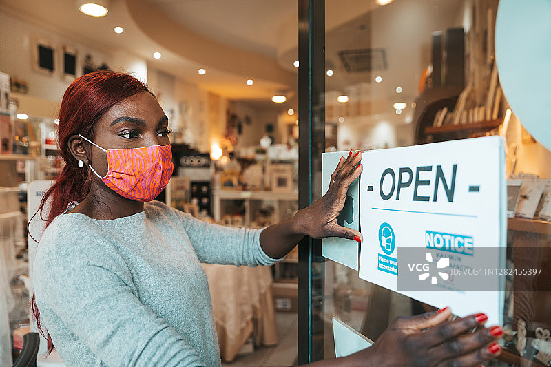 小企业主张贴营业标志图片素材