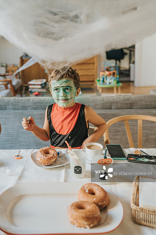 万圣节化妆的男孩图片素材