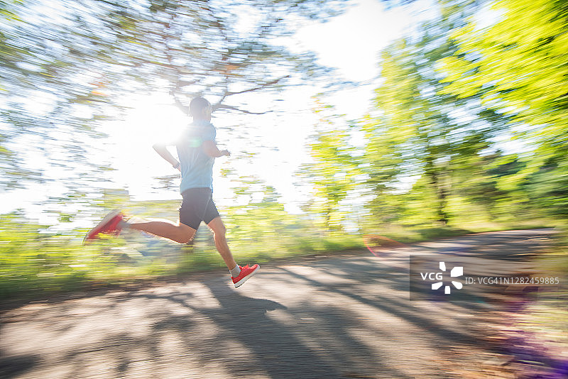 男人在户外跑步图片素材