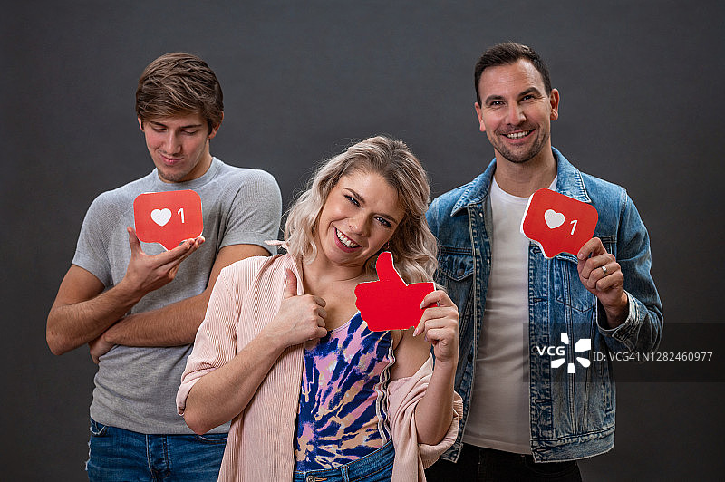 一群年轻人手持社交媒体图标图片素材