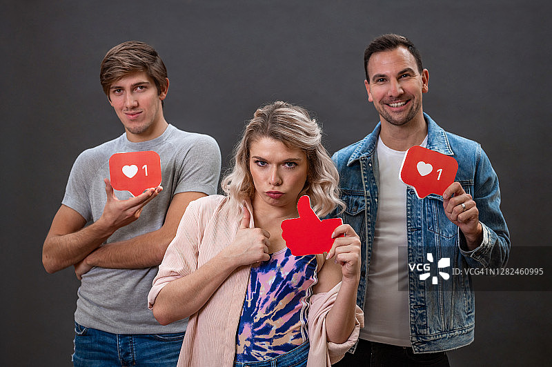 一群年轻人手持社交媒体图标图片素材