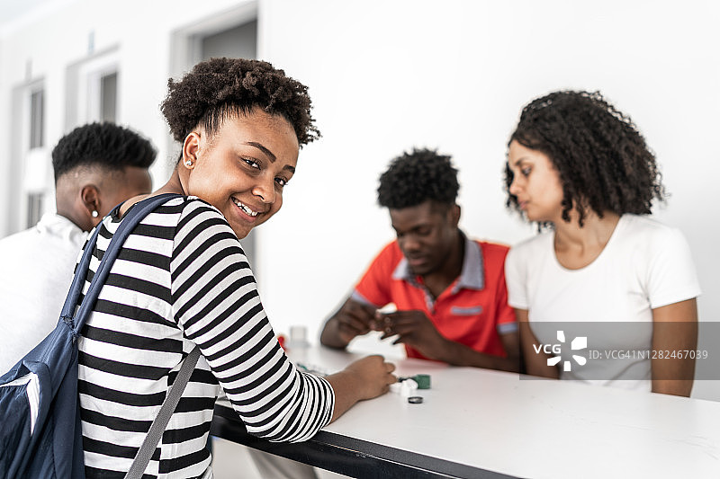 高中/大学生进行垃圾分类回收图片素材
