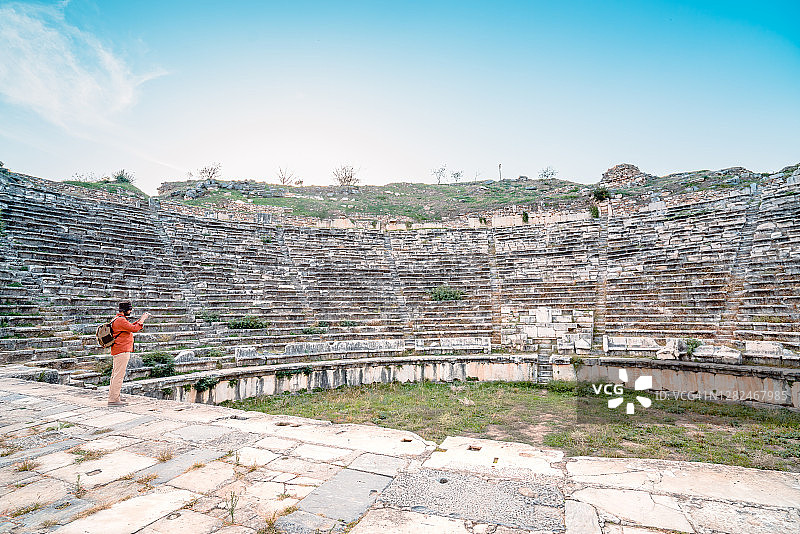 旅行者在阿佛洛狄西亚古城阿尔忒弥斯神庙附近拍摄圆形剧场图片素材