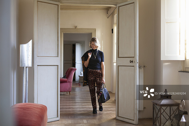 盛装打扮准备出门的中年妇女图片素材