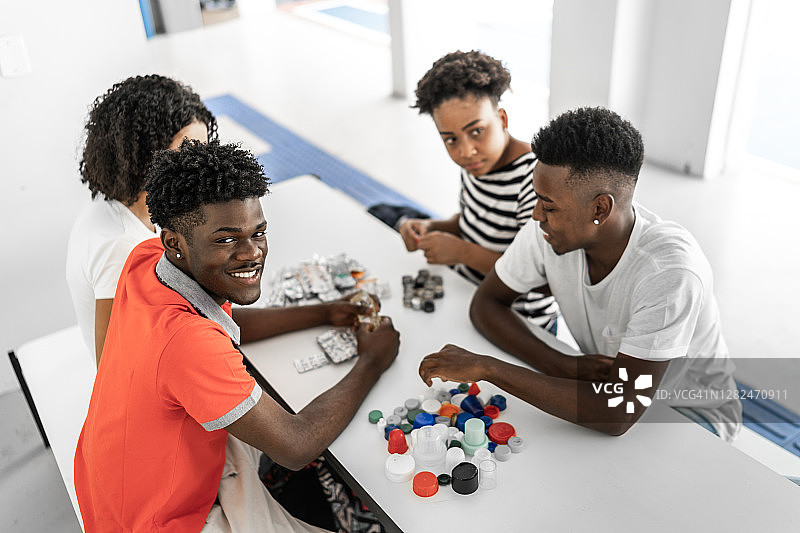 高中/大学生进行垃圾分类回收图片素材