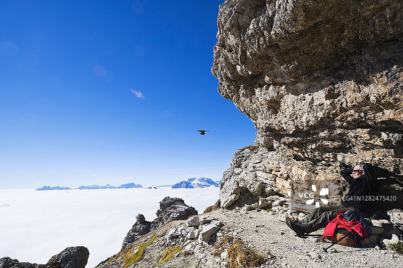 在多洛米蒂山Lagazuoi峰休息的登山者图片素材