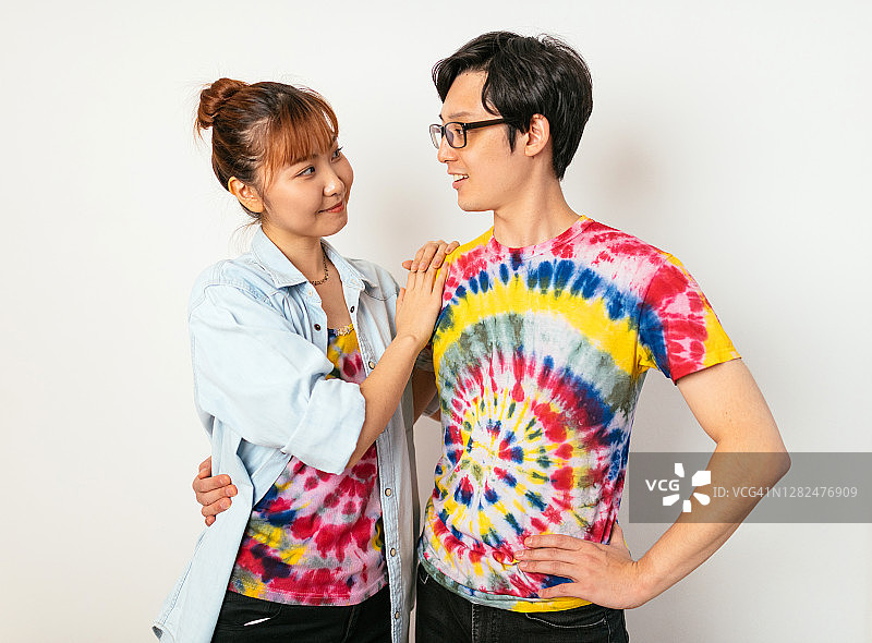 穿着扎染T恤的日本年轻夫妇图片素材