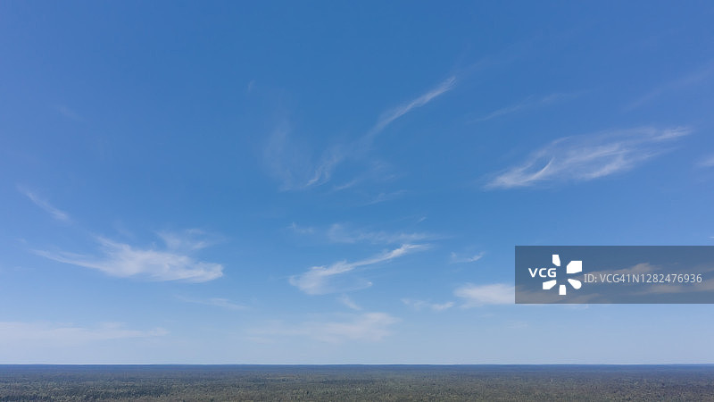 森林和蓝天与絮状云的航拍景观图片素材