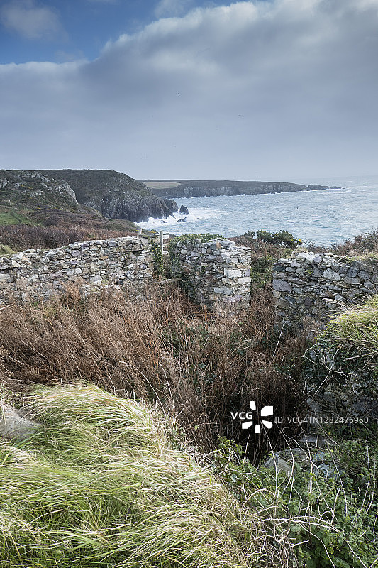 拉姆齐湾附近的废弃建筑；图片来自威尔士海岸小径，位于彭布罗克郡海岸国家公园，威尔士，10月图片素材