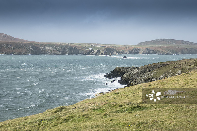 威尔士彭布罗克郡海岸国家公园的拉姆齐海峡和拉姆齐岛，图片摄于波斯克莱斯和怀特桑兹湾之间的威尔士海岸步道，十月。图片素材