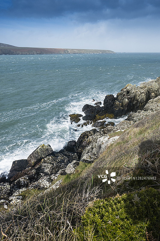 威尔士彭布罗克郡海岸国家公园的拉姆齐海峡和拉姆齐岛，图片摄于波斯克莱斯和怀特桑兹湾之间的威尔士海岸步道，十月。图片素材