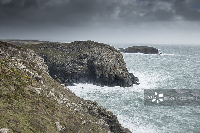 拉姆齐海峡附近的波涛汹涌的海面；图片拍摄于威尔士彭布罗克郡海岸国家公园的海岸小径上图片素材