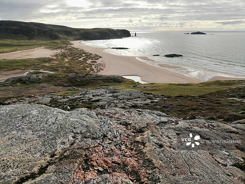 英国苏格兰桑德伍德湾岩石山顶前景图片素材