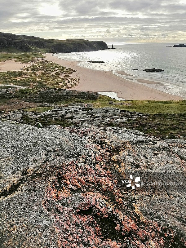 英国苏格兰萨瑟兰桑德伍德湾和岩石纹理鸟瞰图片素材