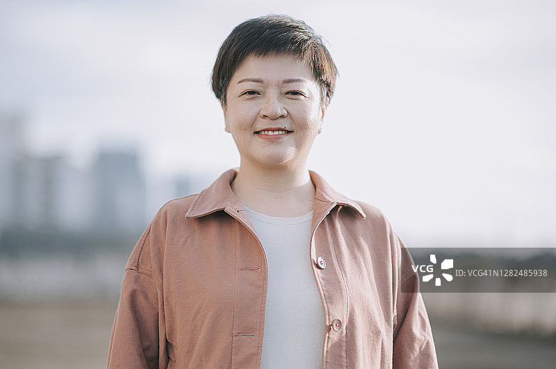 中国中年女性在傍晚户外微笑图片素材