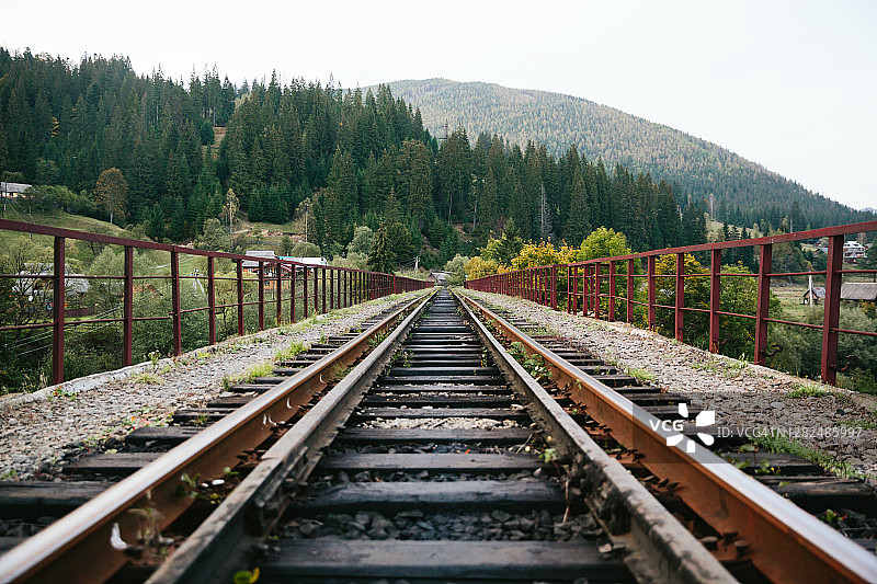 乌克兰亚列姆切喀尔巴阡山脉的铁路轨道图片素材