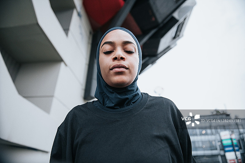 在柏林，闭着眼睛的年轻穆斯林女运动员 портрет图片素材