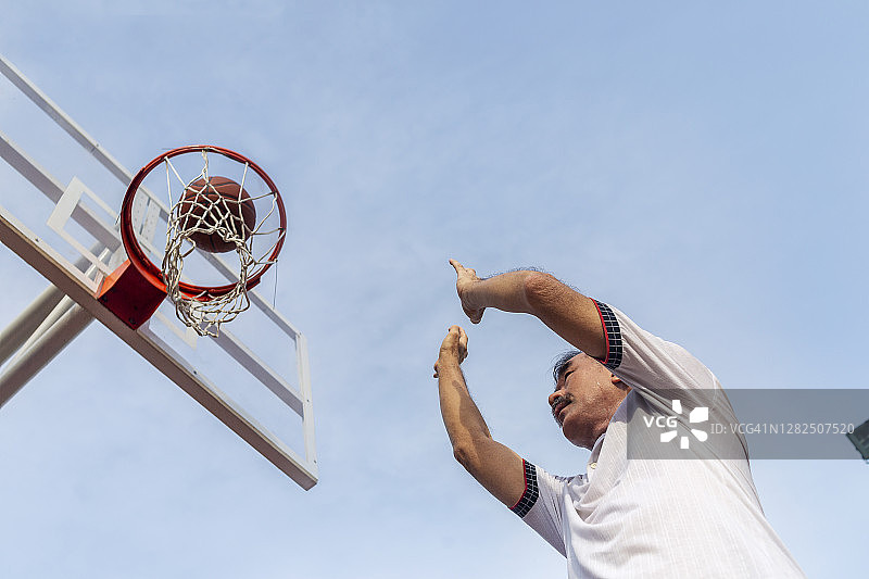 篮球运动员跳投得分图片素材